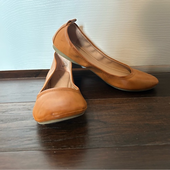 Like new - tan flats - Picture 2 of 3